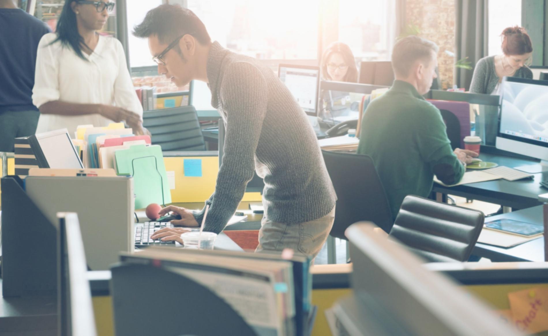 Teilnehmer arbeitet mit SEO-Analyse-Software am Laptop